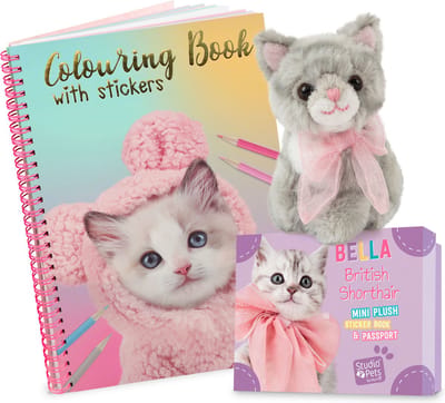 Studio Pets® cadeauset mini Britse Korthaar kat knuffel Bella 8 cm met koffertje – inclusief paspoort en kleurboek – cadeau voor kinderen
