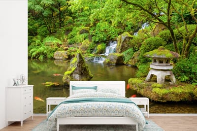 Behang - Fotobehang Waterval - Koi - Japanse lantaarn - Mos - Water - Breedte 330 cm x hoogte 220 cm