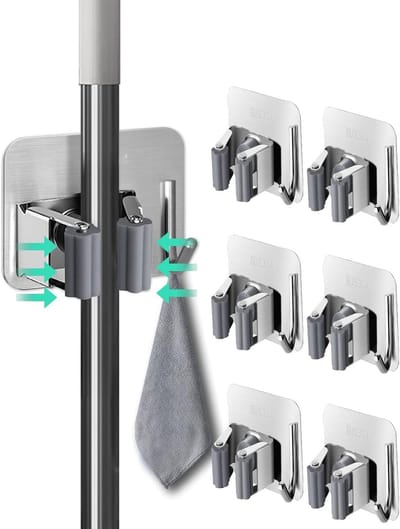 Famanu – Bezemhouder wandmontage set van 6 – RVS zelfklevend met haak, stevig en praktisch voor meerdere stelen – Voor keuken, badkamer, garage en tuin (zilver)