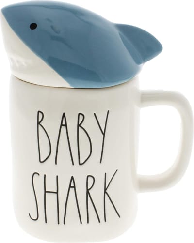 Rae Dunn - baby shark - mok - grote mok - baby shark kado - servies - koffie mok - thee mok