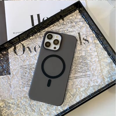 Go Go Gadget - Telefoonhoesje - Siliconen - Back cover - MagSafe - Geschikt voor iPhone 15 Pro Max - Transparant Zwart
