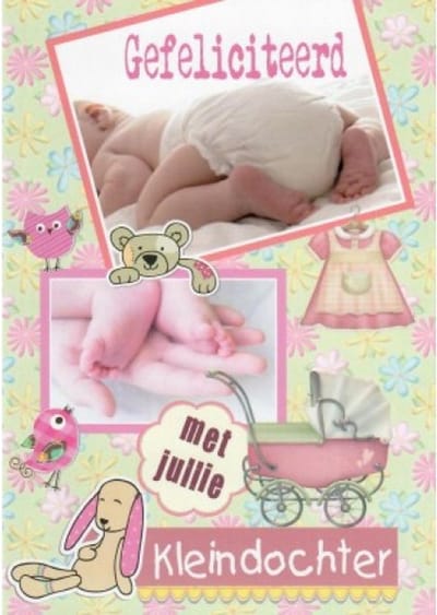 Gefeliciteerd met jullie kleindochter! Een lieve kaart met een baby die een luier draagt en lekker ligt te slapen. Mooie babykleding en een wandelwagen. Een dubbele wenskaart inclusief envelop en in folie verpakt.