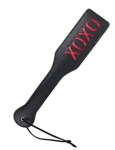Zeloria PU Leren Paddle met “XOXO” – Zwarte Spanking Paddle met Polsband – BDSM Accessoire voor Volwassenen