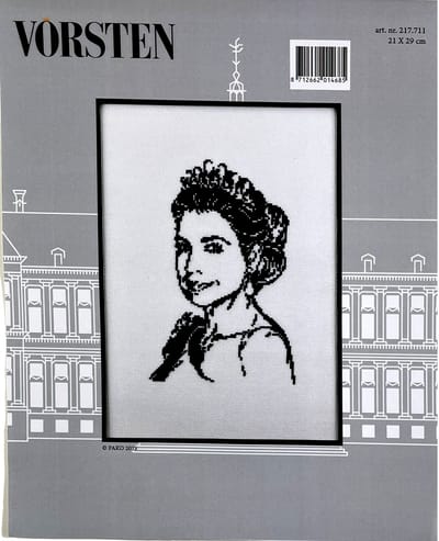 Pako Borduurpakket met telpartoon- Portret Koningin Maxima - 217.711 - voorgesorteerd garen- Aida wit- 21 x 29 cm - DIY kit