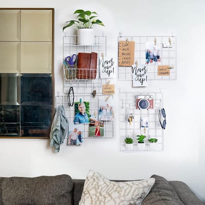 4-pack draad wandrasterpaneel met accessoires | Inclusief hangende manden, briefsorteerder, plank en haakrek | Complete set | Draad prikbord | Hangend huis, kantoor en keukeninrichting | Metaal & wit