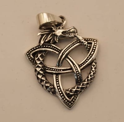 Zilveren hanger draak op triskel - triskel met draak hanger van 925 zilver -keltische draak hanger van sterling zilveren - hanger keltische knoop met draak - pendant celtic - sterling zilveren keltische bedel voor aan ketting