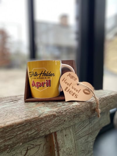 Creaties van Hier - Mok Met Houten Hartje - Koffietas - April - Verjaardag - Porselein