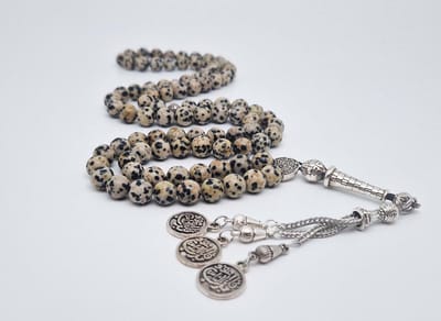 Handgemaakte tesbih "Tasbih" natuursteen " Jasper Dalmatin" - Aantal kralen 99 - Diameter kralen 8MM - met metaal tassel "Qul aeuidh biallah" - Een mooi cadeau-idee