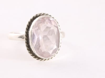 Bewerkte zilveren ring met rozenkwarts - maat 18