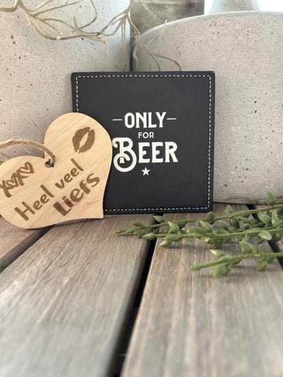 Creaties van hier – Onderzetter Only for beer met houten hartje – Kuntstleer – PU – 10 cm – onderzetters