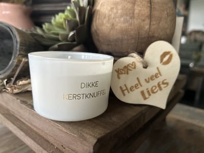 Creaties van Hier - Soja kaars Dikke kerstknuffel met houten hartje - Kerstpakket - Glas - Hout