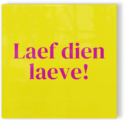 Tegeltje Limburg Laef dien Laeve! - geel roze - tegeltje stad - tegeltje met tekst