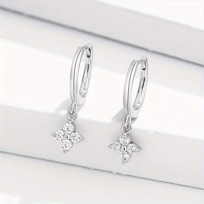 Sjika - Zilverkleurige Oorringen met Kristalbloem – Dames Oorbellen – Elegant & Tijdloos – Anti-Allergisch - Cadeau voor haar