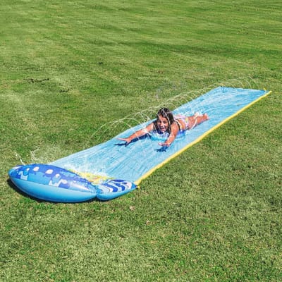 Waterglijbaan 585 cm x 90 cm met Bodyboard en Sprinkler - Zomerspeelgoed voor Kinderen en Volwassenen
