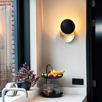Moderne zwarte wandlamp met gouden accenten - rond, stalen design, geschikt voor LED - G9, max 28 watt - dimbaar voor woonkamer, slaapkamer en keuken