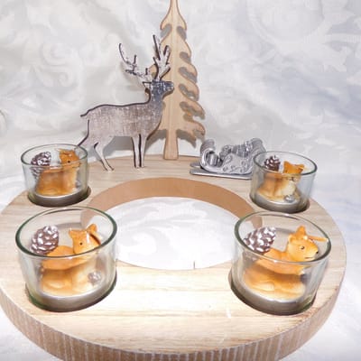 Hetty' -  Ronde Houten Kerstdecoratie met 4 Waxinelichtjes – 25 cm | Hertje, Arrenslee & Kerstboom