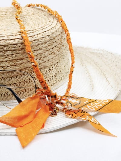 Brillenkoord bandana stijl oranje – Draagbaar als sieraad – Limited festival editie | SUNNY CORDS