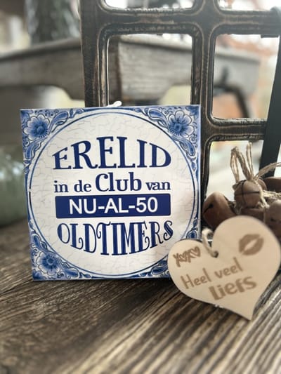 Creaties van Hier - Tegeltje nu-al-50 met houten hartje - 15 cm – Keramiek