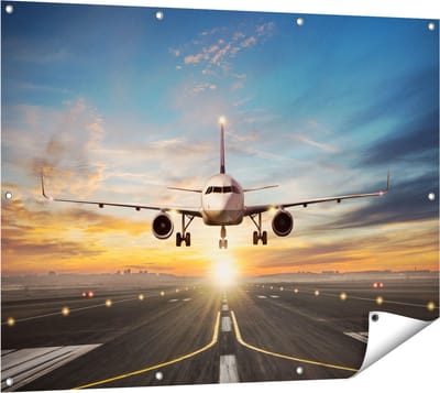 Gards Tuinposter Vliegtuig met een Landing op de Luchthaven - 120x90 cm - Tuindoek - Tuindecoratie - Wanddecoratie buiten - Tuinschilderij
