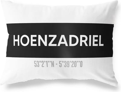 Tuinkussen HOENZADRIEL - GELDERLAND met coördinaten - Buitenkussen - Bootkussen - Weerbestendig - Jouw Plaats - Studio216 - Modern - Zwart-Wit - 50x30cm