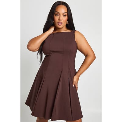 boohoo Dames Plus Bengaline Racerkraag Geplooide Skaterjurk | Chocoladebruin | Maat: 44