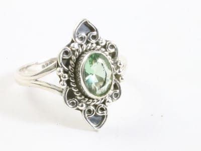 Fijne bewerkte zilveren ring met groene amethist - maat 18.5