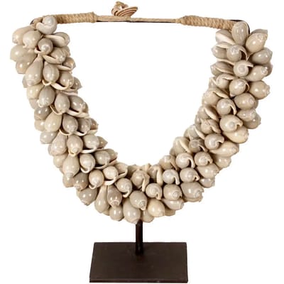 J66 Kleine Schelpenketting Op Standaard
