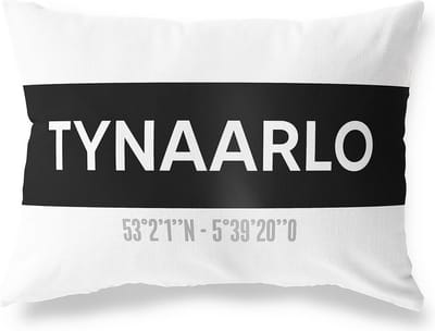 Tuinkussen TYNAARLO - DRENTHE met coördinaten - Buitenkussen - Bootkussen - Weerbestendig - Jouw Plaats - Studio216 - Modern - Zwart-Wit - 50x30cm