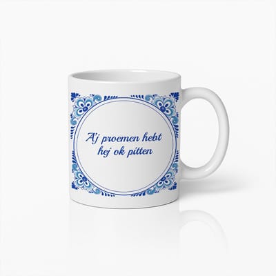 Dialect Quote Mok 330ml – “Aj’ proemen hebt hej ok pitten” – Grappige Nederlandse Spreuk Beker met Delfts Blauw Ontwerp – Perfect Cadeau voor Lokale Taal- & Humorfans