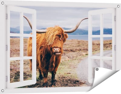 Gards Tuinposter Doorkijk Schotse Hooglander Koe op de Weg - 90x60 cm - Tuindoek - Tuindecoratie - Wanddecoratie buiten - Tuinschilderij