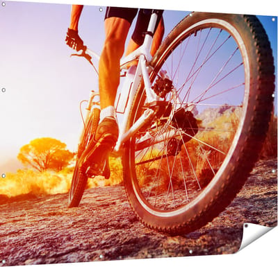Gards Tuinposter Mountainbike Fietser op Stenen bij Zonsopgang - 150x120 cm - Tuindoek - Tuindecoratie - Wanddecoratie buiten - Tuinschilderij