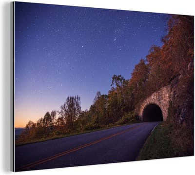 Aluminium schilderij 180x120 cm - Wanddecoratie metaal - De Blue Ridge Parkway in Noord-Amerika die leidt naar een tunnel - Metalen muurdecoratie woonkamer - Decoratie industrieel - Foto op dibond - Industriële accessoires slaapkamer
