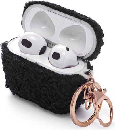 Casemania Hoesje Geschikt voor Apple AirPods 3 - Zwart - Schokbestendig Teddy Furr Cover met Ring & Sleutelhanger