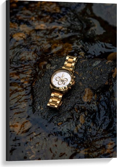 Canvas  - Goude Horloge op Waterige Steen - 60x90cm Foto op Canvas Schilderij (Wanddecoratie op Canvas)