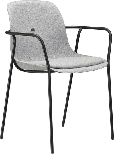 Felt Fine - PET Stoel Lichtgrijs - Zwart Frame - 100% recycle plastic en staal - Zitting Grijs - Met Armleggers (Fair Furniture Group – Nederlands Familiebedrijf)