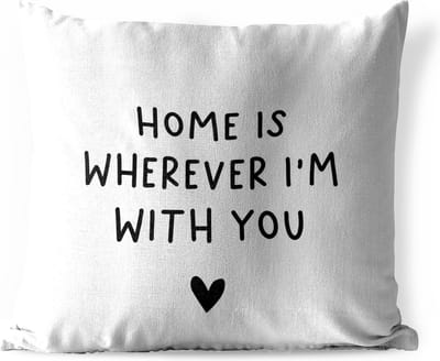 Sierkussen Buiten - Engelse quote "Home is wherever i'm with you" met een hartje tegen een witte achtergrond - 60x60 cm - Weerbestendig