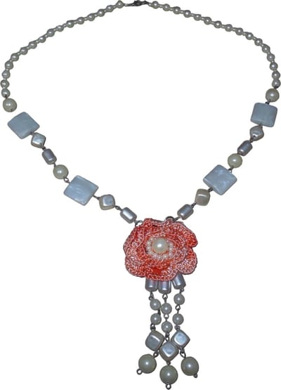Ketting met parels cremekleur en hanger met oranje bloem