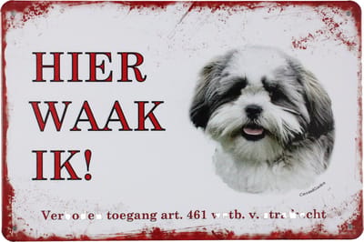 Hier waak ik Shih tzu - Metalen bord - Wandbord - Wand bord - Decoratie - Cadeau - 20 x 30cm - UV bestendig - Wandborden - Metalen borden - Eco vriendelijk - Uniek - Honden bordje - Waak bordje - Cave & Garden