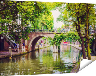 Gards Tuinposter Dichtbegroeide Brug op de Oudegracht in Utrecht - 120x80 cm - Tuindoek - Tuindecoratie - Wanddecoratie buiten - Tuinschilderij