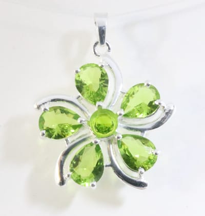 Bloemvormige zilveren hanger met peridoot
