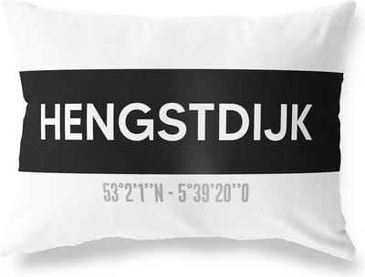 Tuinkussen HENGSTDIJK - ZEELAND met coördinaten - Buitenkussen - Bootkussen - Weerbestendig - Jouw Plaats - Studio216 - Modern - Zwart-Wit - 50x30cm