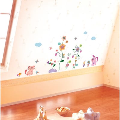 Decoratieve muurstickers met bloemen en puppy's.