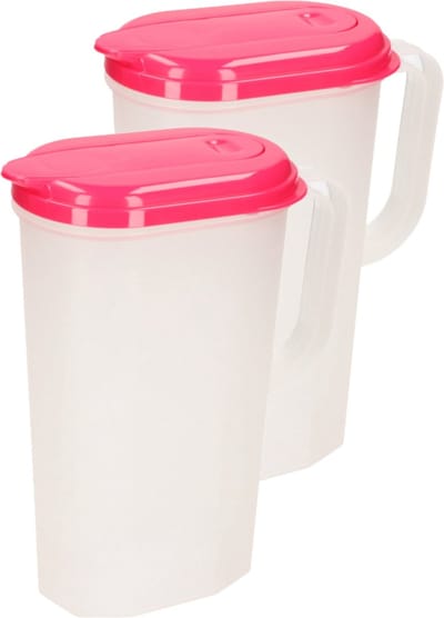 Plasticforte Waterkan met deksel - 2x stuks - 2 liter - roze/ transparant - kunststof - smalle schenkkan die in de koelkastdeur past