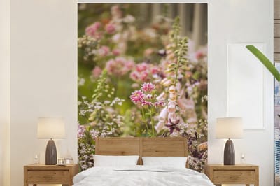 Behang - Fotobehang Romantisch beeld met akeleien - Breedte 145 cm x hoogte 220 cm