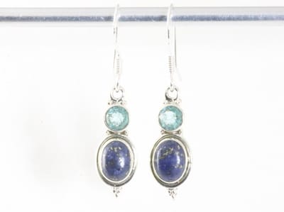 Fijne bewerkte zilveren oorbellen met lapis lazuli en blauwe topaas
