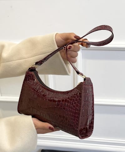 Donkerrode schoudertas - schoudertas burgundy - schoudertas lak - lak tas - rode lak tas - handtas - tas - schoudertas dames - schoudertassen - statement tas - shoulderbag - hobo tas - schoudertas