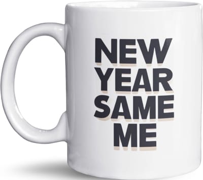 NietMokken.nl - Grappige Nieuwjaarsmok met tekst: "New Year, Same Me" - Minimalistisch design - Perfect voor Oud & Nieuw - Aan beide zijden bedrukt - Vaatwasser- en magnetronbestendig