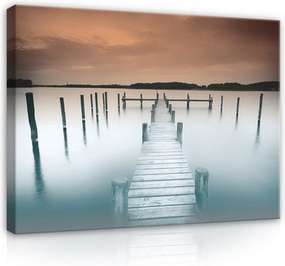 Canvas Schilderij - Pier - Hout - Water - Uitzicht - Wolken - Bergen - Inclusief Frame - 100x75cm (lxb)