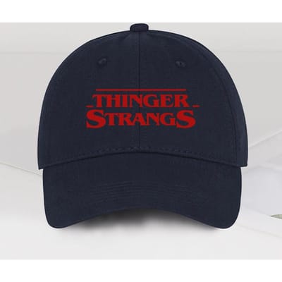 Thinger Strangs Soft-Top Baseballpet Zacht, Comfortabel, Retro-Chic Dagelijkse Woon-Werkverkeer, Buiten Wandelen Popcultuur Liefhebber Cadeau red