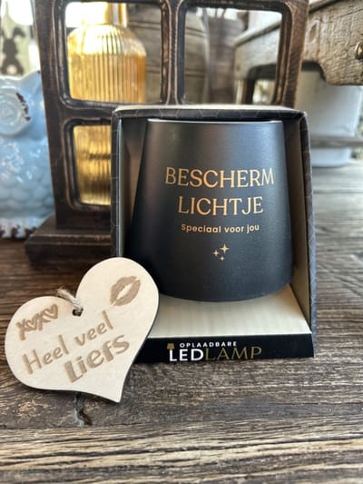 Creaties van Hier – Oplaadbare Led Tafellamp Bescherm lichtje met houten hartje – 13,5 cm – mat zwart met goude bedrukking